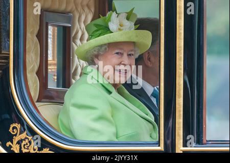 Londres, Royaume-Uni. 8 septembre 2022. PHOTO DE DOSSIER la reine Elizabeth II, le plus long monarque en place en Grande-Bretagne, est morte à l'âge de 96 ans. Photo prise le 1 novembre 2016 montre la Reine et le Président de la République de Colombie, son Excellence le Président Juan Manuel Santos Calderón, dans un transport d'Etat en route vers le Palais de Buckingham. Credit: Stephen Chung / Alamy Live News Banque D'Images