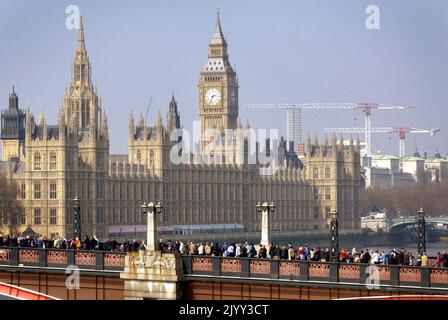 Photo du dossier datée du 5/4/2002 de la file d'attente sur le pont Lambeth de Londres pour voir le cercueil de la reine Elizabeth, la reine mère, qui devait mentir dans l'état à Westminster Hall jusqu'à ses funérailles à l'abbaye de Westminster Date de publication : jeudi 8 septembre 2022. Banque D'Images