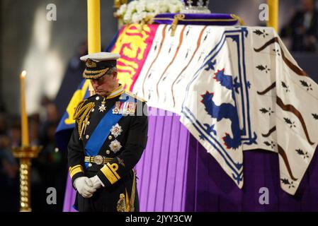 Photo du dossier datée du 8/4/2002 de la veillée debout du prince de Galles à côté du cercueil de la reine mère alors qu'il se trouve dans l'État de Westminster Hall à Londres, la veille de ses funérailles à l'abbaye de Westminster. Date de publication : jeudi 8 septembre 2022. Banque D'Images