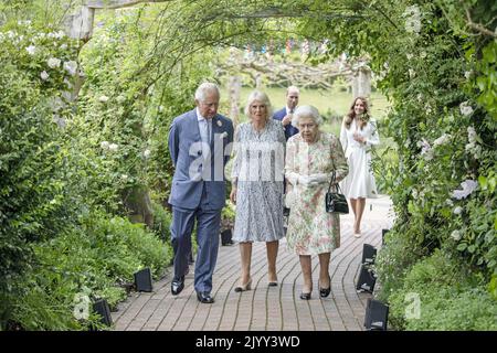 Photo du dossier datée du 11/6/2021, de la reine Elizabeth II, du prince de Galles et de la duchesse de Cornwall, du duc et de la duchesse de Cambridge, participant à une réception au projet Eden avec le premier ministre Boris Johnson et son épouse Carrie, ainsi que G7 dirigeants, lors du sommet de Cornwall en G7. Date de publication : jeudi 8 septembre 2022. Banque D'Images