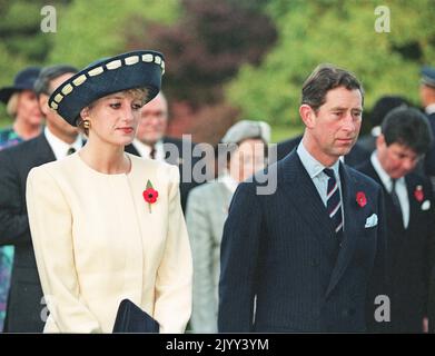 Photo du dossier datée du 2/11/1992 du prince et de la princesse de Galles debout ensemble lors d'une visite au cimetière national de Séoul lors de leur visite de quatre jours en Corée du Sud. Date de publication : jeudi 8 septembre 2022. Banque D'Images