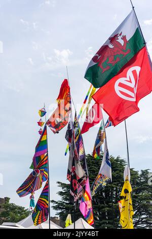 Drapeaux colorés au festival de camping VW 'ubs at the Castle', parc du château de Caldicot, Caldicot, Monbucshire, pays de Galles (Cymru), Royaume-Uni Banque D'Images