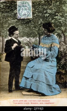 Carte postale française d'époque avec photo d'un homme et d'une femme dans un cadre romantique. 1900 Banque D'Images