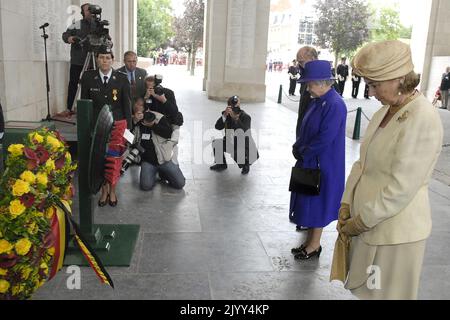 20070712 - IEPER, BELGIQUE : la reine britannique Elizabeth II et la reine Paola de Belgique (R) restent debout lors d'une cérémonie de commémoration à Menenpoort, à Ieper, le jeudi 12 juillet 2007. La reine Elizabeth et le prince Philip sont en visite d'une journée en Belgique. BELGA PHOTO DIRK WAEM Banque D'Images