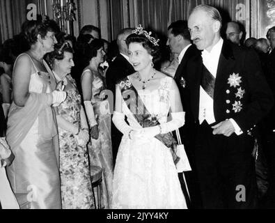 19660511 - BRUXELLES, BELGIQUE (DOSSIER) : cette photo de dossier datée du 11 mai 1966 concerne la visite des souverains du Royaume-Uni en Belgique. Sur cette photo : une réception donnée à l'ambassade d'Angleterre comme conclusion d'un dîner de gala. La photo montre la reine Elizabeth II du Royaume-Uni et Sir Roderick Barclay, ambassadeur britannique. ARCHIVES PHOTOS DE BELGA Banque D'Images