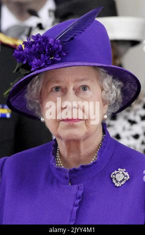 20070712 - IEPER, BELGIQUE: La reine britannique Elizabeth II photographiée lors d'une cérémonie de commémoration à Menenpoort, à Ieper, le jeudi 12 juillet 2007. La reine Elizabeth et le prince Philip sont en visite d'une journée en Belgique. BELGA PHOTO DIRK WAEM Banque D'Images