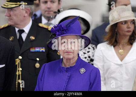 20070712 - IEPER, BELGIQUE: La reine britannique Elizabeth II photographiée lors d'une cérémonie de commémoration à Menenpoort, à Ieper, le jeudi 12 juillet 2007. La reine Elizabeth et le prince Philip sont en visite d'une journée en Belgique. BELGA PHOTO DIRK WAEM Banque D'Images