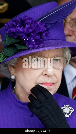 20070712 - IEPER, BELGIQUE: La reine britannique Elizabeth II photographiée lors d'une cérémonie de commémoration à Tyne Cot pour le 90th anniversaire de la bataille de Passendale, à Ieper, le jeudi 12 juillet 2007. La reine Elizabeth et le prince Philip sont en visite d'une journée en Belgique. BELGA PHOTO BENOIT DOPPAGNE Banque D'Images