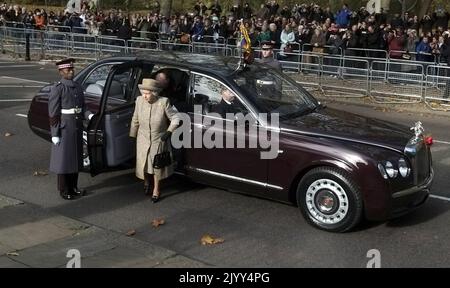 20141106 - LONDRES, ROYAUME-UNI: La reine Elizabeth II de Grande-Bretagne en photo alors qu'elle arrive pour une visite royale à l'inauguration du mémorial de la première Guerre mondiale 'Flanders Fields Memorial Garden' à Londres, Royaume-Uni, le jeudi 06 novembre 2014. BELGA PHOTO ERIC LALMAND Banque D'Images