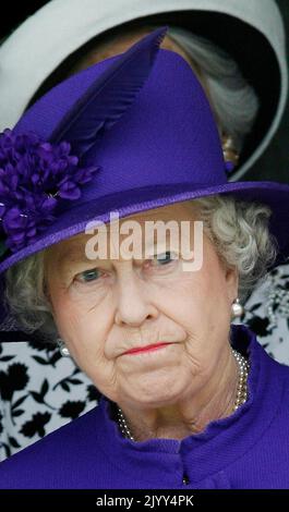 20070712 - IEPER, BELGIQUE: La reine britannique Elizabeth II photographiée lors d'une cérémonie de commémoration à Tyne Cot pour le 90th anniversaire de la bataille de Passendale, à Ieper, le jeudi 12 juillet 2007. La reine Elizabeth et le prince Philip sont en visite d'une journée en Belgique. BELGA PHOTO BENOIT DOPPAGNE Banque D'Images