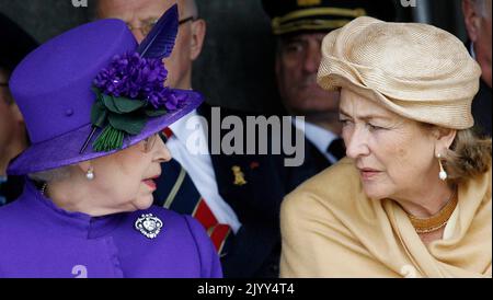 20070712 - IEPER, BELGIQUE: La reine britannique Elizabeth II et la reine Paola de Belgique (R) photographiés lors d'une cérémonie de commémoration à Tyne Cot pour le 90th anniversaire de la bataille de Passendale, à Ieper, le jeudi 12 juillet 2007. La reine Elizabeth et le prince Philip sont en visite d'une journée en Belgique. BELGA PHOTO BENOIT DOPPAGNE Banque D'Images