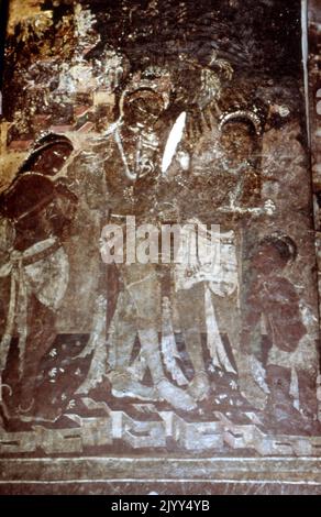 Dame à ses toilettes, fresque de grotte, Ajanta, Inde. 1st-5th siècle. Les grottes d'Ajanta sont environ 29 monuments de grotte bouddhiste coupée en pierre qui datent du 2nd siècle avant notre ère jusqu'à environ 480 ou 650 EC dans le district d'Aurangabad dans l'État de Maharashtra en Inde. Les grottes comprennent des peintures et des sculptures découpées en roche décrites comme l'un des meilleurs exemples survivants de l'art indien antique, en particulier des peintures expressives qui présentent l'émotion par le geste, la pose et la forme Banque D'Images