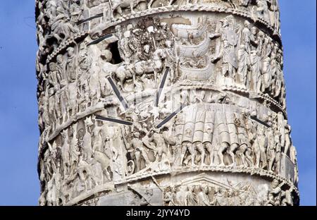 La colonne de Marcus Aurelius; une colonne de victoire romaine sur la Piazza Colonna, Rome, Italie. C'est une colonne dorique avec un relief en spirale: Elle a été construite en l'honneur de l'empereur romain Marcus Aurelius et modélisée sur la colonne de Trajan. Une inscription trouvée dans les environs atteste que la colonne a été achevée en 193. Banque D'Images