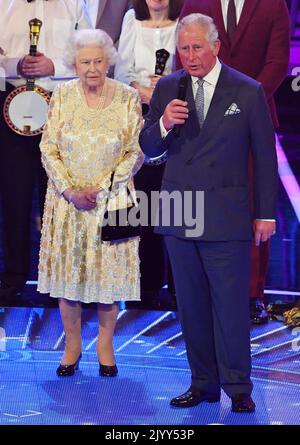 Photo du dossier datée du 21/4/2018, du Prince de Galles, rendant hommage à sa mère, la reine Elizabeth II, au Royal Albert Hall de Londres, au cours d'un concert avec des stars pour célébrer l'anniversaire de la reine de 92nd. Plus tard cette année-là, elle a dit de son fils à son anniversaire de 70th: 'Ce toast est de souhaiter un joyeux anniversaire à mon fils, à tous égards un duché original.' Date de publication : jeudi 8 septembre 2022. Banque D'Images