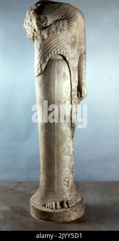 Hera de Samos (570 av. J.-C.), Art grec archaïque la statue monumentale d'une jeune fille portant un chiton (une tunique en lin finement plissée), une himation (cloak de laine) et un voile est typique de korai archaïque. Elle faisait partie d'un groupe de statuaires offert par Cheramyes, un aristocrate Ionien, à la déesse Hera pour son temple de Samos. Banque D'Images