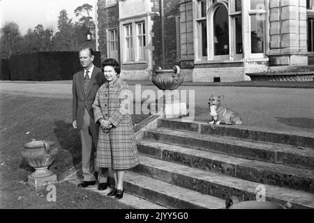 Photo du dossier datée du 6/2/1982, de la reine Elizabeth II et du duc d'Édimbourg, qui se posent dans les jardins de la maison Sandringham, à Norfolk, pour souligner le 30th anniversaire de l'accession de la reine au trône. Date de publication : jeudi 8 septembre 2022. Banque D'Images