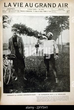 Photo de Garin prendre un verre, avant de gagner le Bordeaux-Paris, une course de 500 km du sud-ouest de la France 1902 .Maurice-François Garin, (1871 - 1957), coureur cycliste français d'origine italienne, le plus connu pour avoir remporté le Tour de France inaugural en 1903, Et pour avoir été dépouillé de son titre dans le deuxième Tour en 1904 avec huit autres, pour avoir triché. Banque D'Images