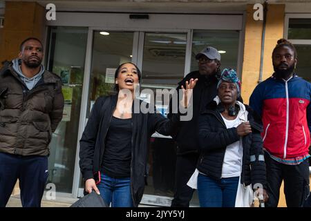Londres, Royaume-Uni. 08th septembre 2022. Une femme parle à l'extérieur du poste de police de Brixton alors que les manifestants se rassemblent au cours de la fusillade de Chris Kaba. Chris Kaba, 24 ans, a été tué par balle par une unité armée de la police met à la suite d'une poursuite à Streatham, dans le sud de Londres. Une enquête menée par le Bureau indépendant pour la conduite de la police a révélé qu'il n'était pas armé. Crédit : SOPA Images Limited/Alamy Live News Banque D'Images