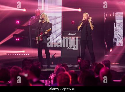 Hambourg, Allemagne. 08th septembre 2022. Le groupe Tears for Fear avec Roland Orzabal (l) et Curt Smith se produire lors de la cérémonie du Prix de la radio allemande 2022. Credit: Daniel Bockwoldt/dpa/Alay Live News Banque D'Images