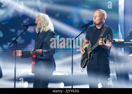 Hambourg, Allemagne. 08th septembre 2022. Le groupe Tears for Fear avec Roland Orzabal (l) et Curt Smith se produire lors de la cérémonie du Prix de la radio allemande 2022. Credit: Daniel Bockwoldt/dpa/Alay Live News Banque D'Images