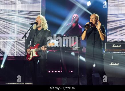 Hambourg, Allemagne. 08th septembre 2022. Le groupe Tears for Fear avec Roland Orzabal (l) et Curt Smith se produire lors de la cérémonie du Prix de la radio allemande 2022. Credit: Daniel Bockwoldt/dpa/Alay Live News Banque D'Images