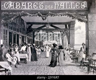 Exposition universelle (Foire mondiale) Paris, 1900; le cabarez de Halles, dans la partie ancienne de Paris de l'exposition, bordée de restaurants. Banque D'Images