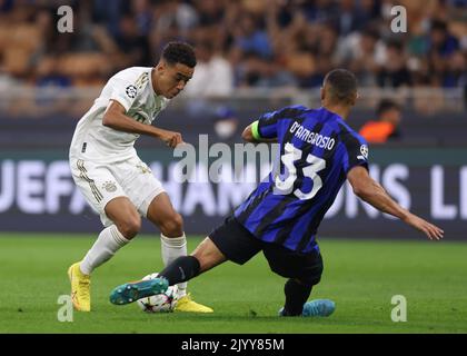 Milan, Italie, 7th septembre 2022. Danilo d'Ambrosio du FC Internazionale défie Jamal Musiala du Bayern Munchen lors du match de la Ligue des champions de l'UEFA à Giuseppe Meazza, Milan. Le crédit photo devrait se lire: Jonathan Moscrop / Sportimage Banque D'Images