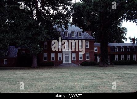 Charles City, Virginie. ÉTATS-UNIS. 9/1993. Westover Plantation est une plantation coloniale historique de tidewater située sur la rive nord de la rivière James dans le comté de Charles City, en Virginie. Construit dans le style géorgien c. 1730–1750. Westover est une propriété et terre de la famille Byrd de Virginie. Cette belle maison géorgienne est remarquable pour sa symétrie et son équilibre des proportions, passages secrets, jardins de milieu de gamme, porte d'entrée; et, Son style gracieux (inspiré par le palais du gouverneur à Williamsburg, Virginie) est magnifique à première et à dernière lumière. Le parc et le jardin sont ouverts. Banque D'Images