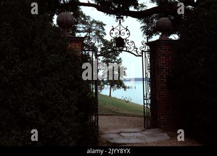 Charles City, Virginie. ÉTATS-UNIS. 9/1993. Westover Plantation est une plantation coloniale historique de tidewater située sur la rive nord de la rivière James dans le comté de Charles City, en Virginie. Construit dans le style géorgien c. 1730–1750. Westover est une propriété et terre de la famille Byrd de Virginie. Cette belle maison géorgienne est remarquable pour sa symétrie et son équilibre des proportions, passages secrets, jardins de milieu de gamme, porte d'entrée; et, Son style gracieux (inspiré par le palais du gouverneur à Williamsburg, Virginie) est magnifique à première et à dernière lumière. Le parc et le jardin sont ouverts. Banque D'Images