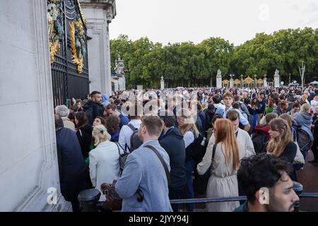 Londres, Royaume-Uni. 08th septembre 2022. La foule se rassemble devant le palais de Buckingham lorsqu'une annonce est faite que la reine Elizabeth II, le monarque le plus ancien au Royaume-Uni, est morte à l'âge de 96 ans ; elle est morte paisiblement au château de Balmoral en Écosse. Crédit : SOPA Images Limited/Alamy Live News Banque D'Images