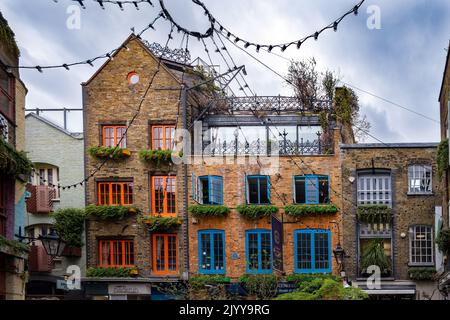 LONDRES, ANGLETERRE - 21st JUILLET 2022 : maisons colorées dans le jardin de Neal, Covent Banque D'Images