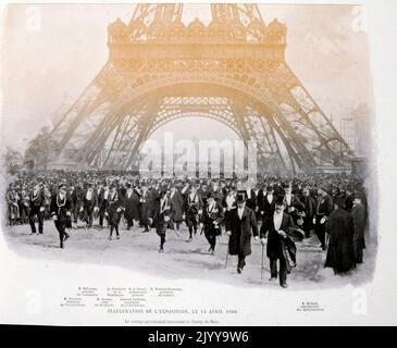 Exposition universelle Paris, 1900; l'exposition universelle de 1900, plus connue en anglais sous le nom d'exposition universelle de Paris de 1900, a été une foire mondiale qui s'est tenue à Paris, en France, du 14 avril au 12 novembre 1900, pour célébrer les réalisations du siècle passé et accélérer le développement du prochain. Le style qui était universellement présent dans l'exposition était Art Nouveau. La foire, visitée par près de 50 millions, a présenté de nombreuses innovations technologiques; photo en noir et blanc de l'inauguration de l'exposition universelle le 14 avril 1900. La photographie représente des hommes dans les chapeaux de haut i Banque D'Images