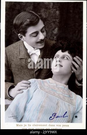 Photographie en noir et blanc d'un homme et d'une femme se regardant les uns les autres par des titres romantiques "mais je peux voir par vos yeux que nous sommes amoureux". Publié par la Croix. Banque D'Images