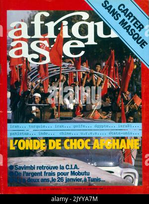 Couverture du magazine 'Afrique Asie' du 3 février 1980. Photographie en couleur d'hommes en Afghanistan en agitant un drapeau. Banque D'Images