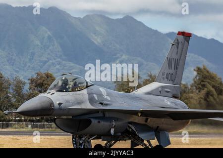 Le Maj Josiah "Sirius" Gaffney, pilote du F-16 Viper Fighter Jet et commandant de l'équipe de démonstration F-16 des forces aériennes du Pacifique, se prépare à se produire au salon de l'air de la baie Kaneohe de 12 août à 14 août 2022, à la base du corps marin américain de la baie Kaneohe. Le spectacle aérien de Kaneohe Bay a fait preuve de prouesses militaires tout en divertissant de nombreux visiteurs avec des vendeurs locaux et des équipes de démonstration telles que les Blue Angels. (É.-U. Photographie de l'armée par la CPS. Joshua Oller/28th Détachement des affaires publiques) Banque D'Images