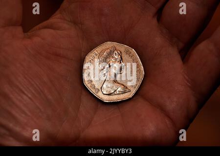 Marseille, France. 8th septembre 2022. Vue sur une pièce de 50p Queen Elizabeth II. La reine Elizabeth II, née 21 avril 1926 à Londres, est décédée 8 septembre 2022 au château de Balmoral en Écosse. (Image de crédit : © Gerard Bottino/SOPA Images via ZUMA Press Wire) Banque D'Images