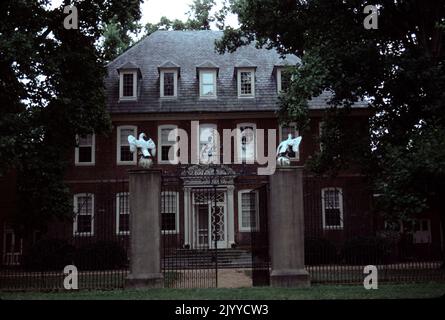 Charles City, Virginie. ÉTATS-UNIS. 9/1993. Westover Plantation est une plantation coloniale historique de tidewater située sur la rive nord de la rivière James dans le comté de Charles City, en Virginie. Construit dans le style géorgien c. 1730–1750. Westover est une propriété et terre de la famille Byrd de Virginie. Cette belle maison géorgienne est remarquable pour sa symétrie et son équilibre des proportions, passages secrets, jardins de milieu de gamme, porte d'entrée; et, Son style gracieux (inspiré par le palais du gouverneur à Williamsburg, Virginie) est magnifique à première et à dernière lumière. Le parc et le jardin sont ouverts. Banque D'Images