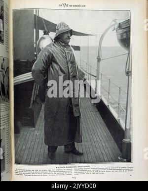 De la revue la vie au Grand Air (la vie en plein air); photo en noir et blanc de Pierre Waldeck-Rousseau dans une nécrologie célébrant sa vie de sportif : coureur, cycliste, coureur automobile, pêcheur et tireur. Cette photo est de lui à bord de son bateau en Norvège en 1902. Banque D'Images