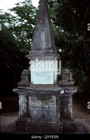 Charles City, Virginie. ÉTATS-UNIS. 9/1993. Westover Plantation est une plantation coloniale historique de tidewater située sur la rive nord de la rivière James dans le comté de Charles City, en Virginie. Construit dans le style géorgien c. 1730–1750. Westover est une propriété et terre de la famille Byrd de Virginie. Cette belle maison géorgienne est remarquable pour sa symétrie et son équilibre des proportions, passages secrets, jardins de milieu de gamme, porte d'entrée; et, Son style gracieux (inspiré par le palais du gouverneur à Williamsburg, Virginie) est magnifique à première et à dernière lumière. Le parc et le jardin sont ouverts. Banque D'Images