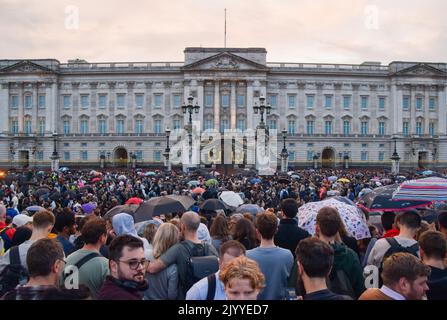 Londres, Royaume-Uni. 8th septembre 2022. Les foules se rassemblent devant le palais de Buckingham pour rendre hommage à la Reine Elizabeth II, âgée de 96 ans. Credit: Vuk Valcic/Alamy Live News Banque D'Images