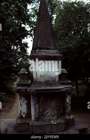 Charles City, Virginie. ÉTATS-UNIS. 9/1993. Westover Plantation est une plantation coloniale historique de tidewater située sur la rive nord de la rivière James dans le comté de Charles City, en Virginie. Construit dans le style géorgien c. 1730–1750. Westover est une propriété et terre de la famille Byrd de Virginie. Cette belle maison géorgienne est remarquable pour sa symétrie et son équilibre des proportions, passages secrets, jardins de milieu de gamme, porte d'entrée; et, Son style gracieux (inspiré par le palais du gouverneur à Williamsburg, Virginie) est magnifique à première et à dernière lumière. Le parc et le jardin sont ouverts. Banque D'Images