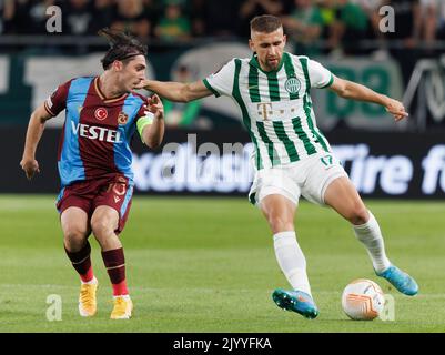 BUDAPEST, HONGRIE - SEPTEMBRE 08 : Abdulkadir Omur de Trabzonsper défie la Civic Eldar de Ferencvaros lors du match H de l'UEFA Europa League entre Ferencvaros et Trabzonsper à l'arène de Groupama à 8 septembre 2022, en Hongrie. Banque D'Images