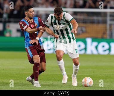 BUDAPEST, HONGRIE - SEPTEMBRE 08: Anastasios Bakasetas de Trabzonsper défie Balint Vecsei de Ferencvaros lors du match H de l'UEFA Europa League entre Ferencvaros et Trabzonsper à l'arène Groupama de 8 septembre 2022 à Budapest, Hongrie. Banque D'Images