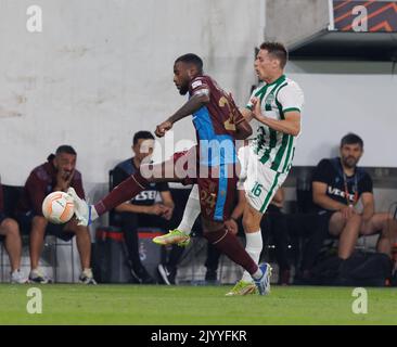 BUDAPEST, HONGRIE - SEPTEMBRE 08: Stefano Denswil de Trabzonsper rivalise pour le ballon avec Kristoffer Zachariassen de Ferencvaros lors du match de l'UEFA Europa League groupe H entre Ferencvaros et Trabzonsper à la Groupama Arena sur 8 septembre 2022 à Budapest, Hongrie. Banque D'Images