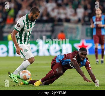 BUDAPEST, HONGRIE - SEPTEMBRE 08 : Aissa Laidouni de Ferencvaros lance un défi à Djaniny de Trabzonsper lors du match H de l'UEFA Europa League entre Ferencvaros et Trabzonsper à l'arène Groupama de 8 septembre 2022 à Budapest, Hongrie. Banque D'Images