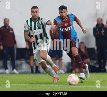 BUDAPEST, HONGRIE - SEPTEMBRE 08 : l'ordre Botka de Ferencvaros est en compétition pour le bal avec Trezeguet de Trabzonsper lors du match H de l'UEFA Europa League entre Ferencvaros et Trabzonsper à la Groupama Arena de 8 septembre 2022 à Budapest, Hongrie. Banque D'Images