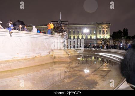 Londres, Royaume-Uni, 8th septembre 2022. Le grand public s'est réuni au Mémorial de Victoria à l'extérieur du Palais de Buckingham en rendant hommage à la reine Elizabeth II, qui est décédée paisiblement, à l'âge de 96 ans après 70 ans sur le trône, à Balmoral cet après-midi. Credit: Xiu Bao/Alamy Live News Banque D'Images