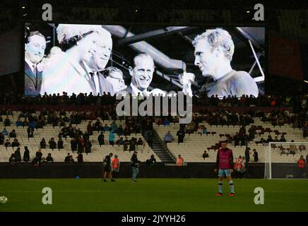 Londres, Royaume-Uni. 08th septembre 2022. Le tableau LED montre les images de la reine Elizabeth II qui décerne le trophée de la coupe du monde Jules Rimet à Bobby Moore après que l'Angleterre ait remporté la finale de la coupe du monde 1966 à Wembley, Après avoir été annoncé que la reine Elizabeth II est décédée aujourd'hui lors du match de football du groupe B de l'UEFA Europa Conference League entre West Ham United et Fotbal Club FCSB au stade de Londres, Londres, Grande-Bretagne, 08th septembre 2022. Crédit : action Foto Sport/Alamy Live News Banque D'Images