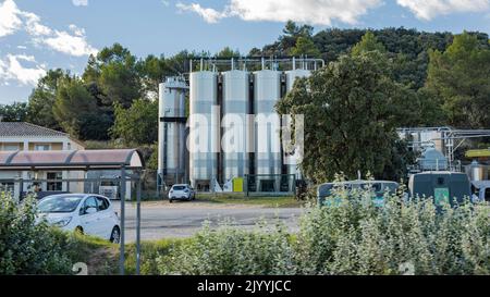 Cuves de fermentation pour faire du vin en plein air dans le sud du Rhône Banque D'Images