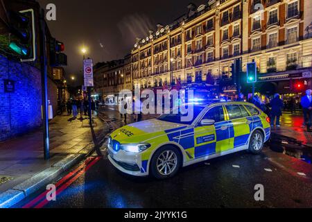 LONDRES, ANGLETERRE - SEPTEMBRE 08: Voiture de police de Londres bloquant Buckingham Palace Road après la mort aujourd'hui de la reine Elizabeth, crédit: Horst A. Friedrichs Alay Live News Banque D'Images